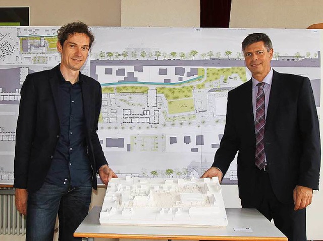 Dietmar Moser vom Architekturbro aus ...of Nitz (rechts) mit dem Sieger-Modell  | Foto: privat