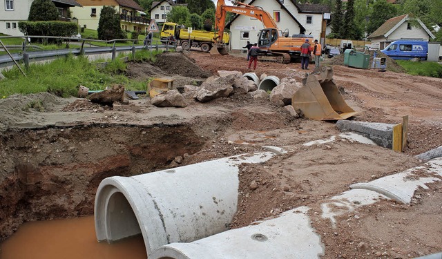 Massiv verrohrt ist das Gelnde, auf d...r die Brckenbaustelle angelegt wird.   | Foto: Brichta