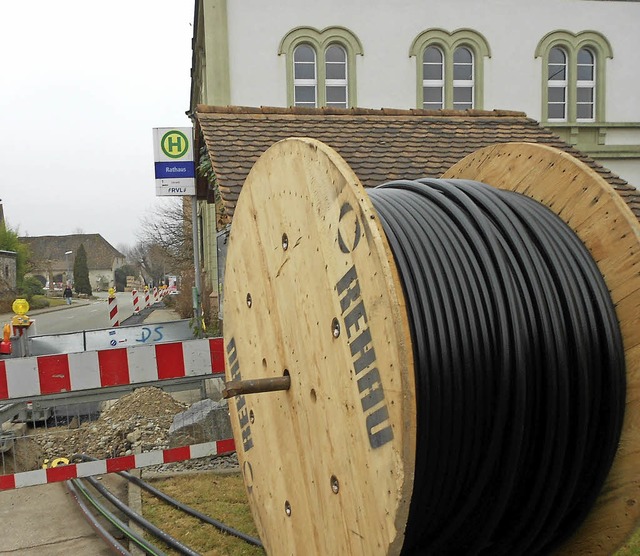 Beim Rathaus Egringen wurden die Leerr...itbandversorgung Anfang 2015 verlegt.   | Foto: Langelott