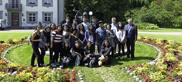 Die indischen Gste beim Empfang mit Brgermeister Alexander Guhl im Schlosspark  | Foto: Schule
