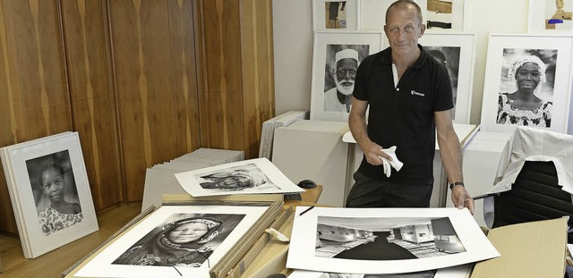 Achim Kflein mit einigen seiner Portr... Diakoniekrankenhaus ausgestellt sind.  | Foto: Ingo Schneider