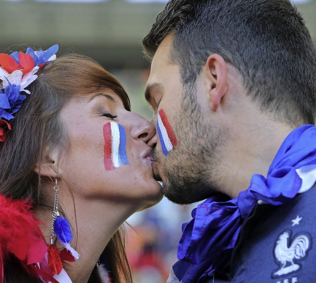 Die Liebe der Franzosen zu ihrem Team ...so gro wie die Liebe dieser beiden.    | Foto: dpa