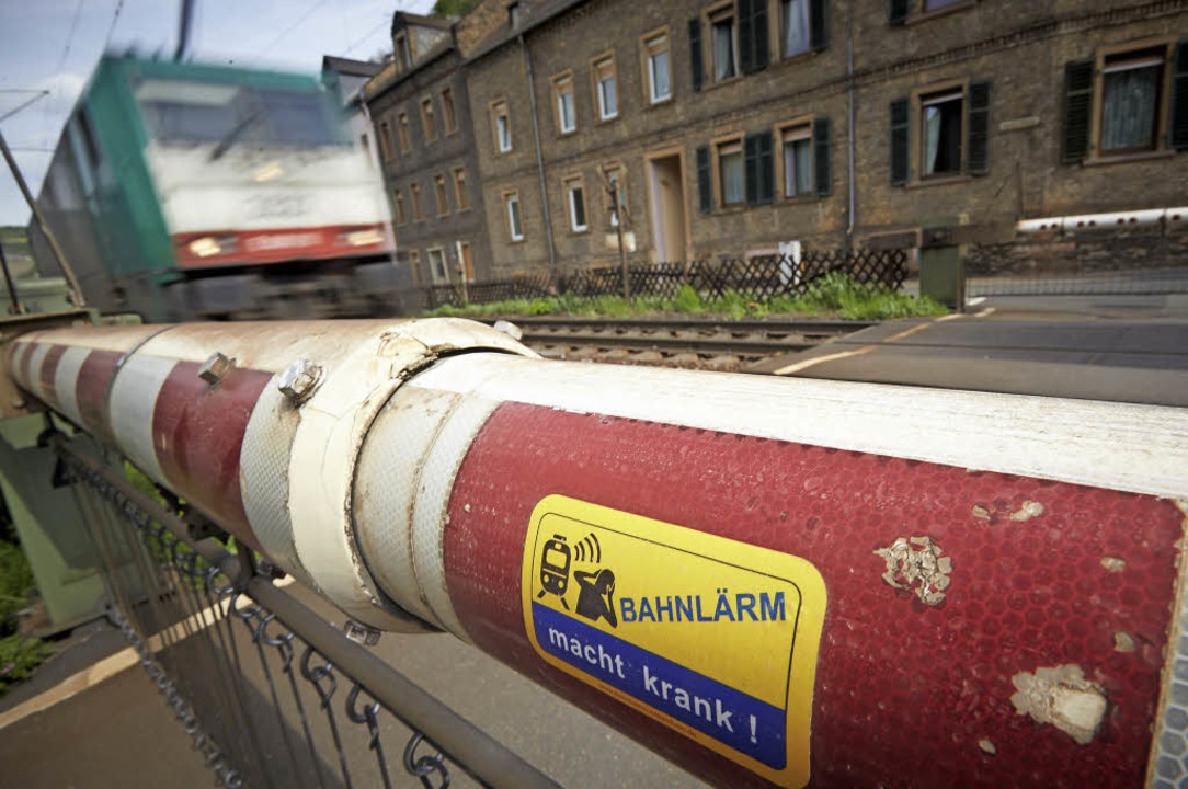 Ein Zug rauscht durch ein Wohnviertel &#8211; und macht ordentlich Lrm.   | Foto: dpa