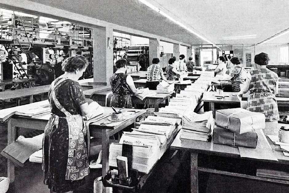 In Kittelschürzen: Im Vertrieb war viel Handarbeit notwendig, um die Zeitungen auf den Weg zu bringen. (Foto: BZ) In Kittelschürzen: Im Vertrieb war viel Handarbeit notwendig, um die Zeitungen auf den Weg zu bringen. (Foto: BZ)