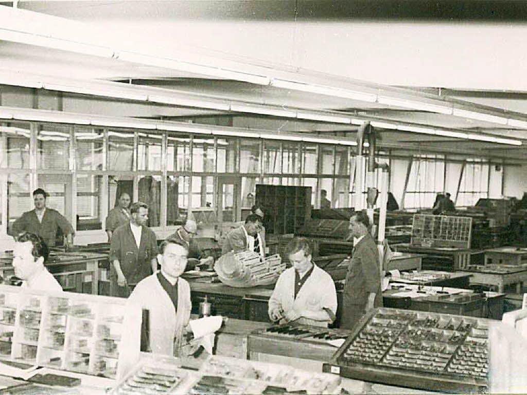 Echte Handwerk:  Bis 1980  wird die Badische Zeitung in Blei gesetzt. Im Bild die Text- und Anzeigenmettage der Firma Rombach im  Neubau an der Lrracher Strae.