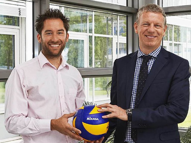 Weiterhin gute Zusammenarbeit besiegel...Volleyball-Teammanager Florian Scheuer  | Foto: VC Printus Offenburg