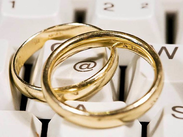 ber das Internet hatte der Heiratsschwindler die Frau kennengelernt.  | Foto: dpa