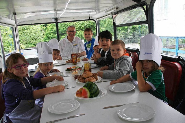 Bckermeister Fritz Trefzger (am Tischende) mit einer frhlichen Kinderschar.  | Foto: Marlies Jung-Knoblich 