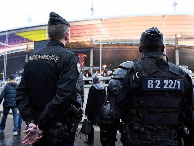Polizisten vor dem Stade de France  | Foto: dpa