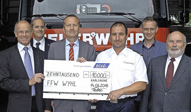 Spende fr die Feuerwehr Wyhl: von lin... Direktionsbevollmchtigte Gnter Hug.  | Foto: Jrgen Schweizer