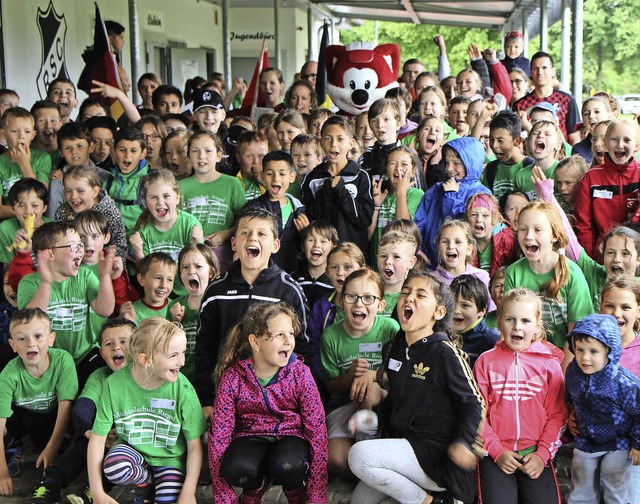 Gruppenbild mit Fchsle: Die Riegeler ...uer begeistert vom Fuballaktionstag.   | Foto: Helmut Hassler