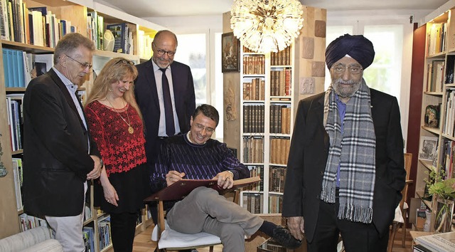 Eine indische Handelsdelegation machte... sich ins Goldene Buch der Stadt ein.   | Foto: Ruth Seitz