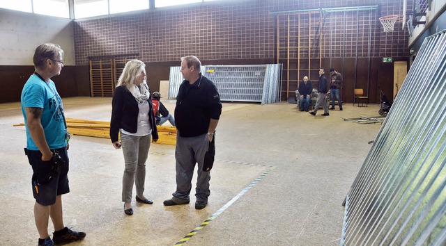 Vor Ort informierte sich Brgermeister...rbeiten in der Sthlinger Stadthalle.   | Foto: Juliane Khnemund