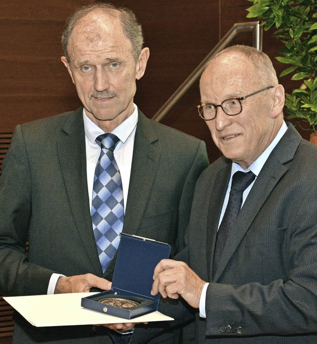 Winzermeister Josef Ambs (links) aus B... Raiffeisen-Schulze-Delitsch-Medaille.  | Foto: Benedikt Sommer