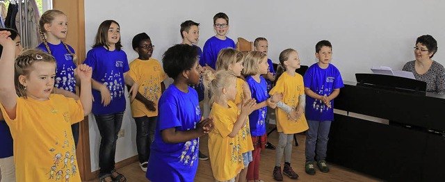 Der Kinderchor unter Leitung von Susan...n ist beim Pfarrhausfest aufgetreten.   | Foto: Sandra Decoux-Kone