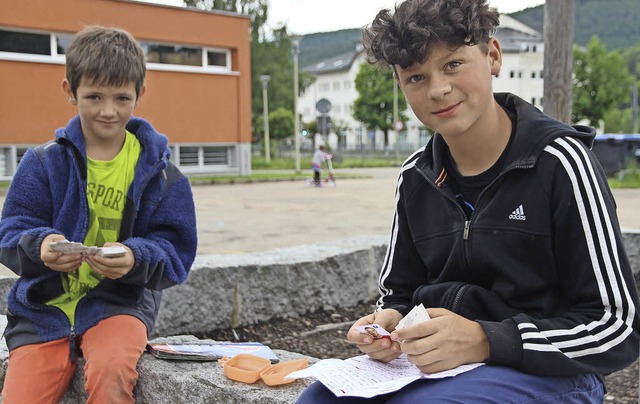 Tauschbrsenchef Justin Gabriele (rech...i-Stickern mit dem neunjhrigen Jerry.  | Foto: Eva Korinth