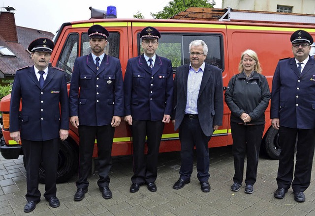 Bruno Schmidt (Kreis-FW-Verband), Kai ... vor dem   Riedicher TSF (von links).   | Foto: Rmmele