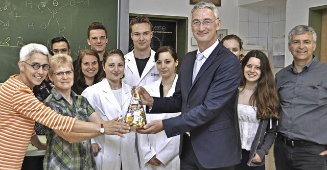 Peter Dettelmann berreicht Monika Mar...erkolben&#8220;, rechts Armin Bierer.   | Foto: Gramespacher