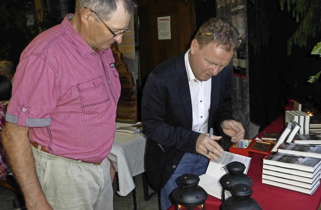 Lothar Lang (links im Bild) und Harald...er bei der Autorenlesung in Feuerbach.  | Foto: Ilse Wissner