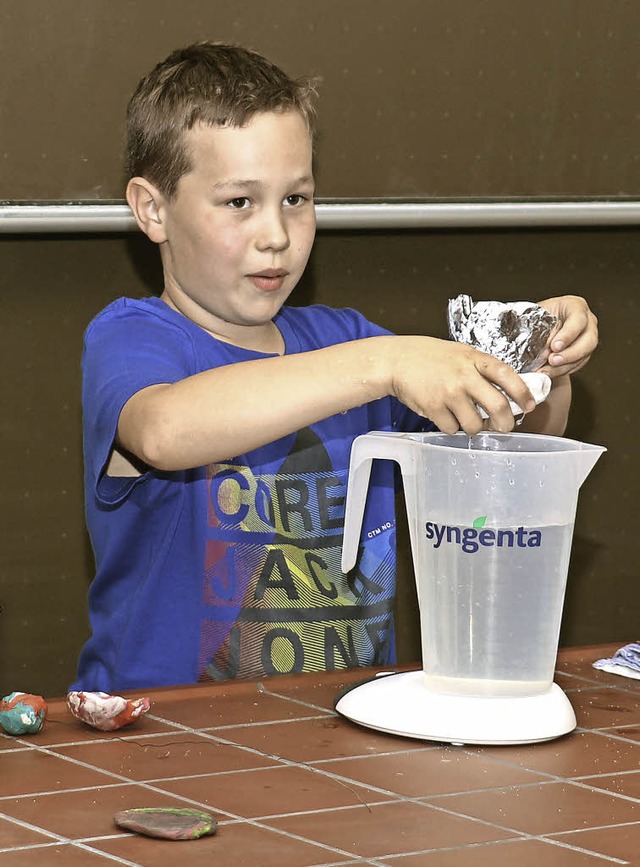 Marcel Rinklin war einer der Schler, ... Tischspielen im Schulfoyer angesagt.   | Foto: Christa Rinklin