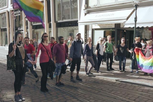 Video: Freiburg gedenkt der Opfer von Orlando