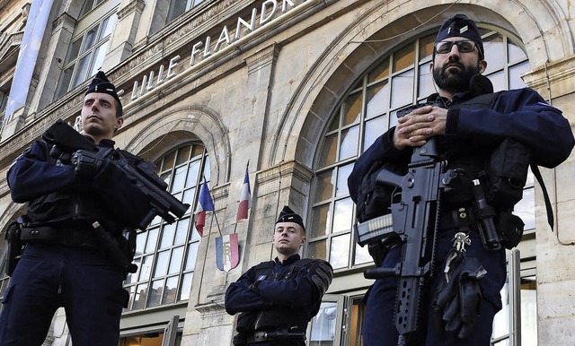 Die Terror-Abwehr bindet viele Ressour...he Polizisten vor dem Bahnhof in Lille  | Foto: dpa/ZVG