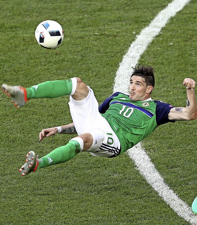 Hing beim Auftakt gegen Polen in der L...nds einzige Sturmspitze Kyle Lafferty   | Foto: dpa