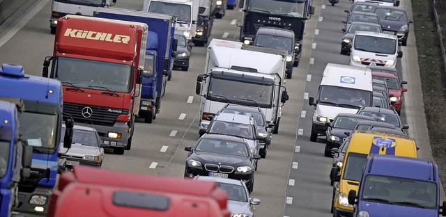 Wichtige Verkehrsader: die Autobahn A 3 bei Leverkusen   | Foto: DPA