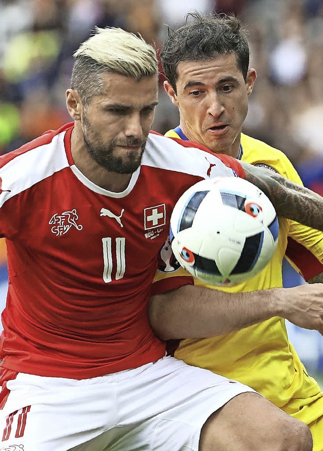 Der erste Zweifach-Torschtze der EM, ...pf mit dem Schweizer   Valon Behrami.   | Foto: afp