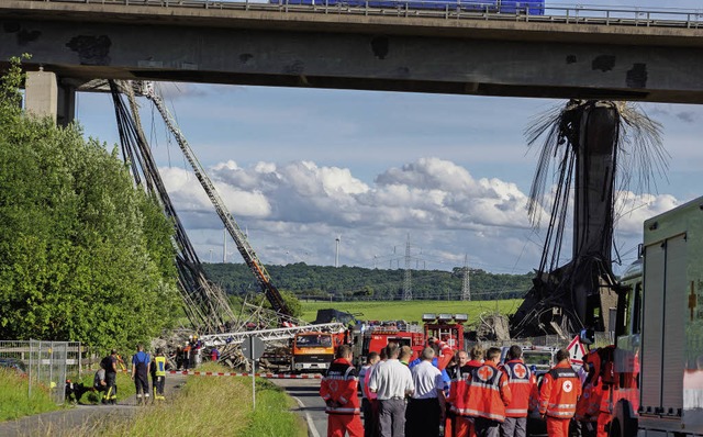 Das Gerst fr den Brckenneubau ist eingestrzt.  | Foto: dpa