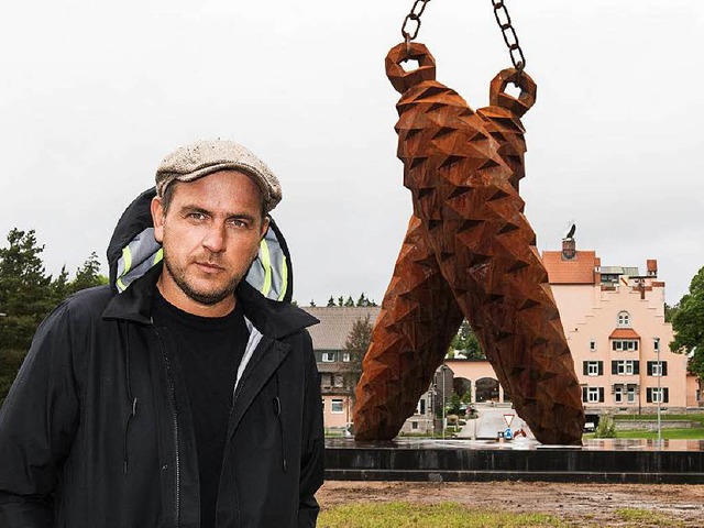 Stefan Strumbel vor seinem neuen Kunstwerk in Rothaus  | Foto: dpa