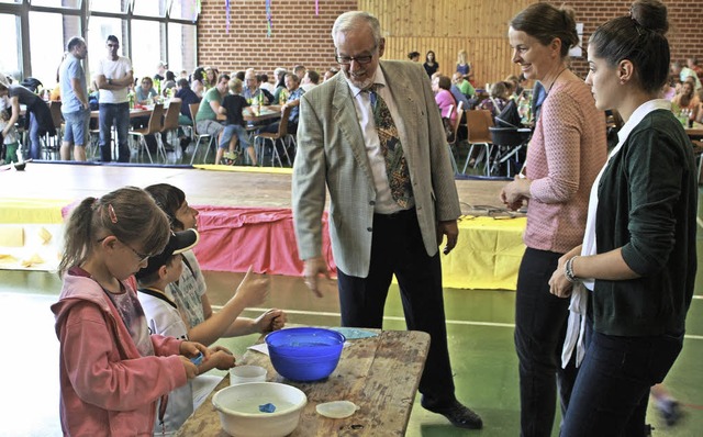 Erklrung gefllig? Brgermeister Erns...im Fest des Brogginger Kindergartens.   | Foto: Werner Schnabl