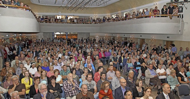 Keinen Platz gab es mehr  bei der  Kan...le  Wartenden  doch noch in den Saal.   | Foto: Gnter Vollmer