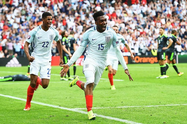 Daniel Sturridge (rechts) jubelt nach ... 2:1-Siegtreffer in der Nachspielzeit   | Foto: afp