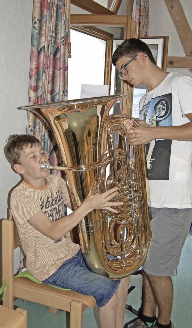 Linus Dietsche entlockt der Tuba einen Ton.   | Foto: Claudia Renk