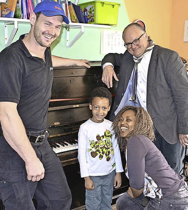 Jannik Sieber und seine Mama Eleonore ...e das Klavier direkt ins Kinderzimmer.  | Foto: privat