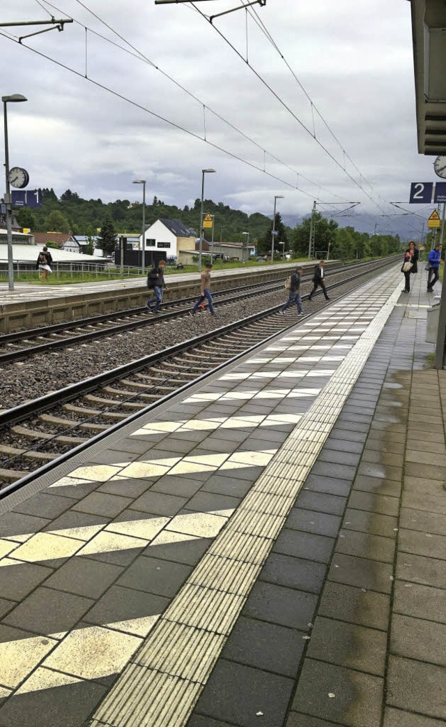 Die Unterfhrung ist wegen Hochwasser ...bar - Menschen berqueren die Schienen  | Foto: bz