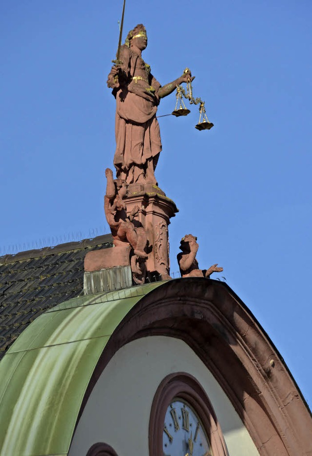 Justitia auf dem Offenburger Rathausda...gsmeldungen in die Waagschale werfen.   | Foto: Seller