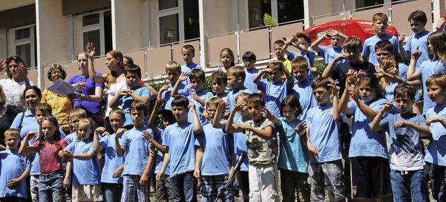 Schler und Lehrer der Sprachheilschule singen das Begrungslied.  | Foto: Schule