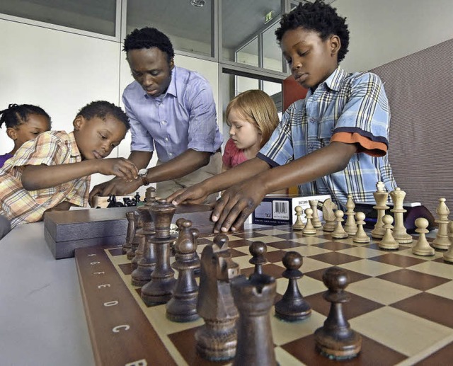 Alexander Oguguo (Mitte) hat eine neue Jugend-Schachgruppe gegrndet.   | Foto: Michael Bamberger