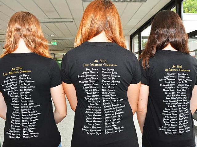 Auf den T-Shirts stehen alle Namen der Abiturienten.  | Foto: Heinz u. Monika Vollmar