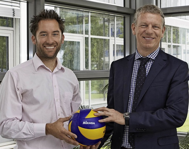 <BZ-FotoAnlauf>Volleyball:</BZ-FotoAnl...Siegfried Sorg beim Vertragsabschluss   | Foto:  Verein