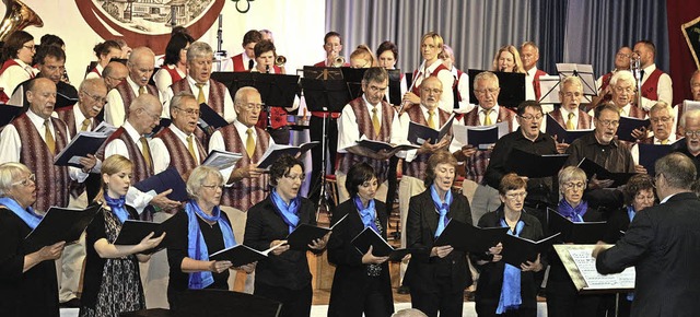 Der Mnnergesangverein, der Kirchencho...2;Freiheitschor aus Nabucco&#8220; an.  | Foto: Karin Hei