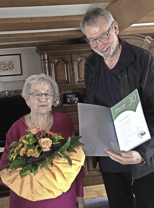 Klaus Laxander bergibt eine Urkunde an Lina Specker.   | Foto: Verein