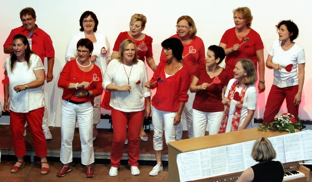 Groe Lollies schwenkten die Sngerinnen des Chors Cantiamo beim Song Lollipop.   | Foto: Senta KNecht