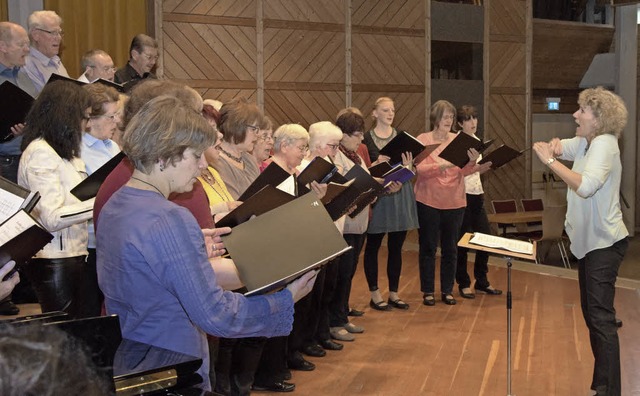 Petra Dorfmeister  (rechts) stellte ei...e Chorleiterfhigkeiten unter Beweis.   | Foto: Stefan Pichler