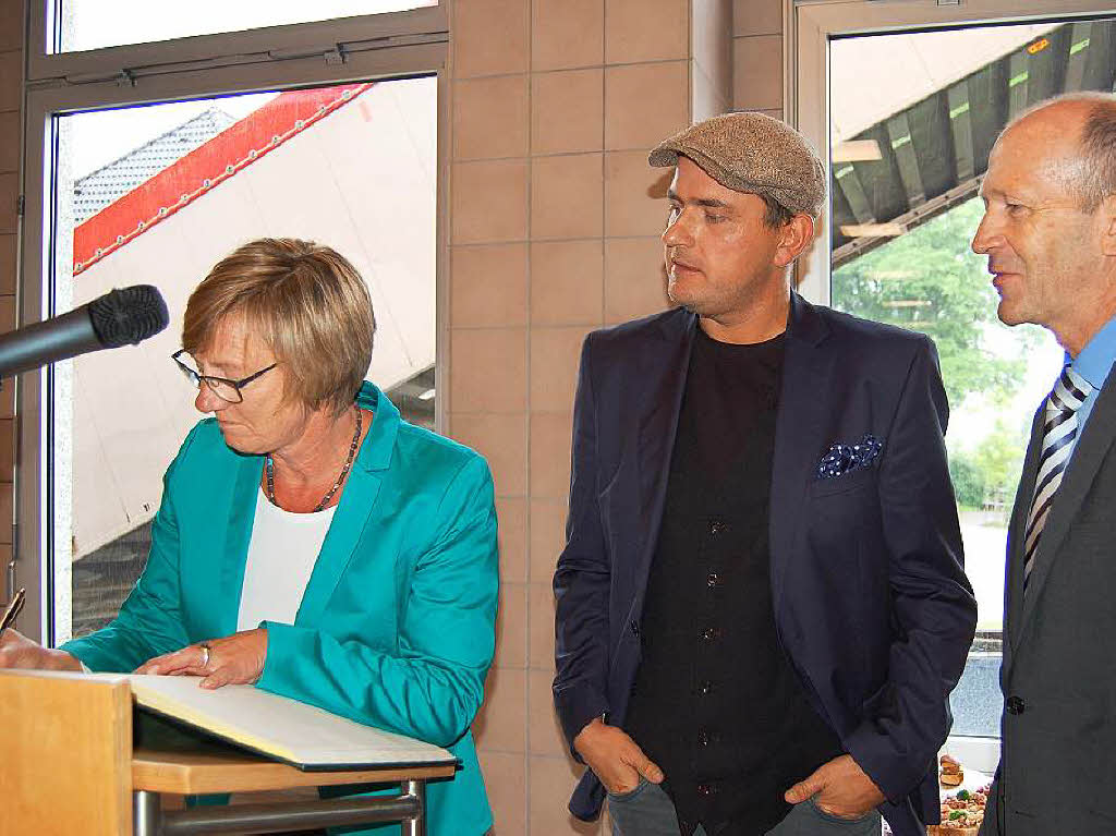 Doppelzpfle fr Rothaus: Kunstwerk von Stefan Strumbel wird mit einem Festakt offiziell bergeben.