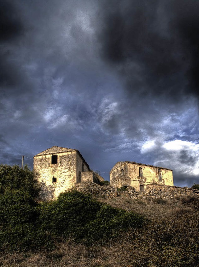 Hinter den Mauern Colobraros soll das Bse lauern.   | Foto: Virgallito