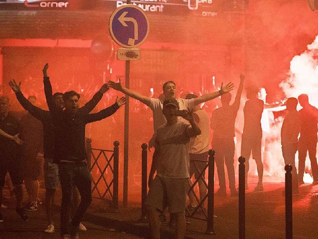 Und (fast) immer sind es Mnner: Englische Fans randalieren in Lille.   | Foto: afp