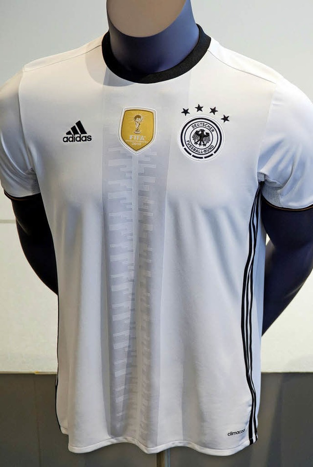 Ein sehr begehrtes Textil: das deutsche Trikot   | Foto: dpa